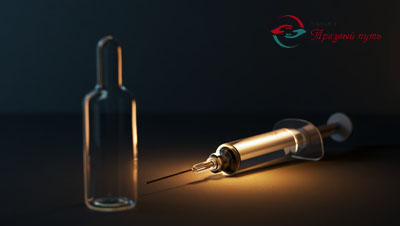 Ампула и шприц на столе